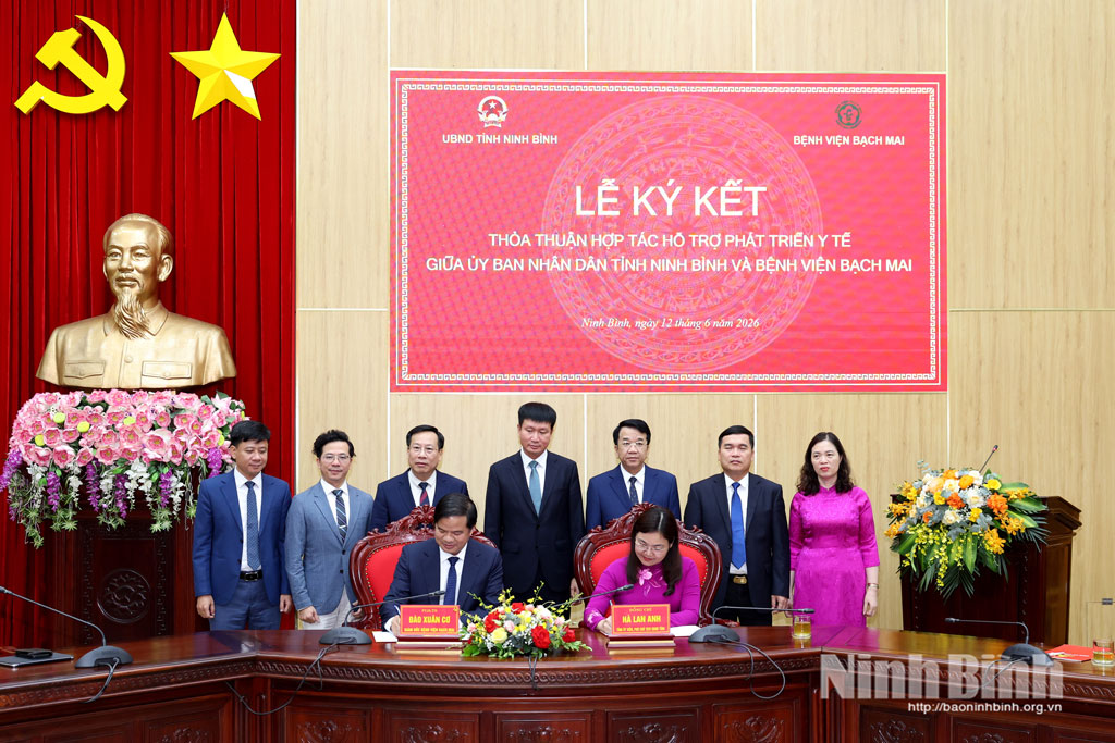 Các đại biểu chứng kiến lễ ký kết thỏa thuận hợp tác phát triển y tế giữa UBND tỉnh Ninh Bình và Bệnh viện Bạch Mai.