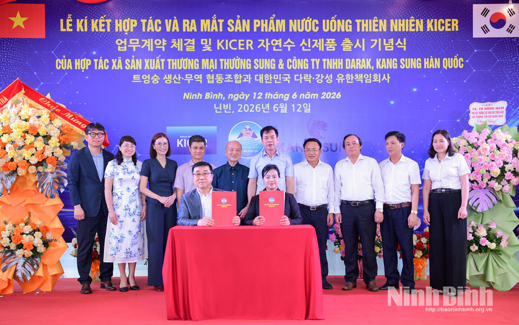 Các đại biểu chứng kiến Lễ ký kết hợp tác, ra mắt sản phẩm nước uống thiên nhiên KICER.