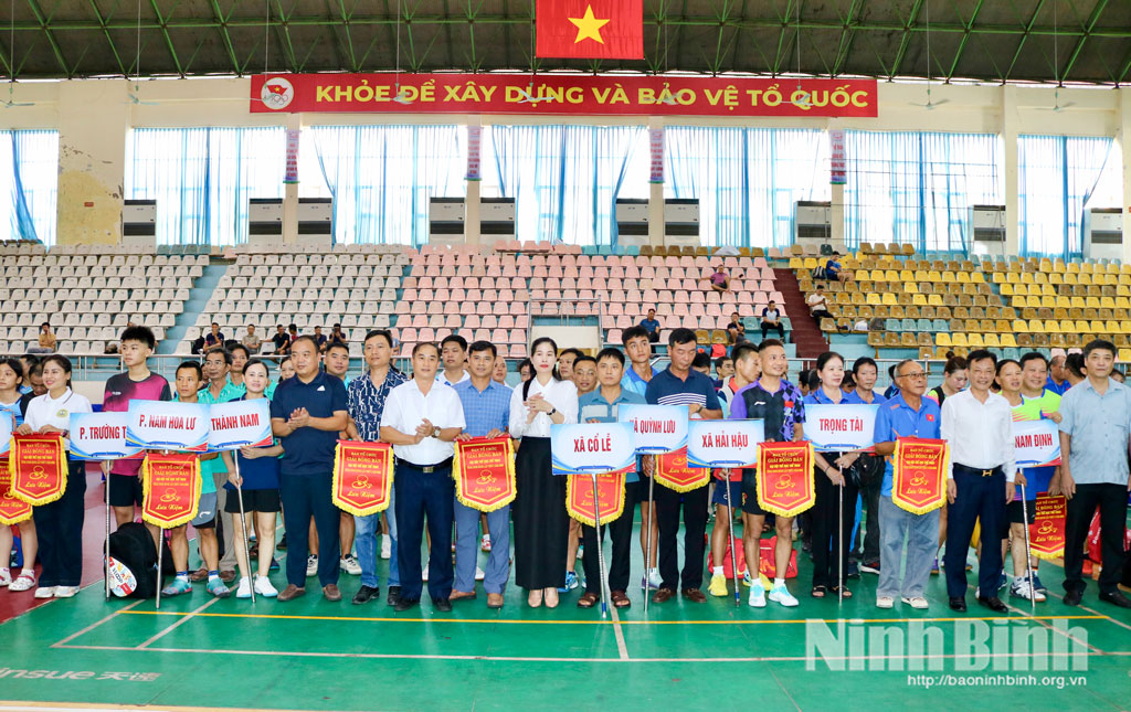 Các đồng chí lãnh đạo sở, ngành tặng cờ lưu niệm cho các Đoàn vận động viên tham dự Giải.