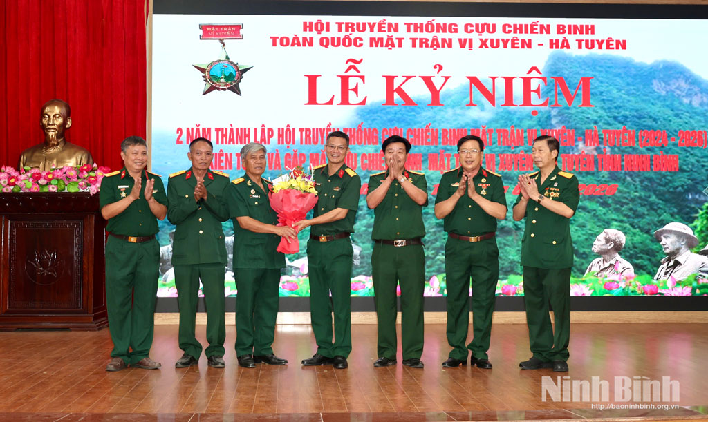 Lãnh đạo Ban Chỉ huy Phòng thủ khu vực 3 - Đông A tặng hoa chúc mừng Ban Liên lạc Hội Truyền thống cựu chiến binh Mặt trận Vị Xuyên - Hà Tuyên tỉnh Ninh Bình.
