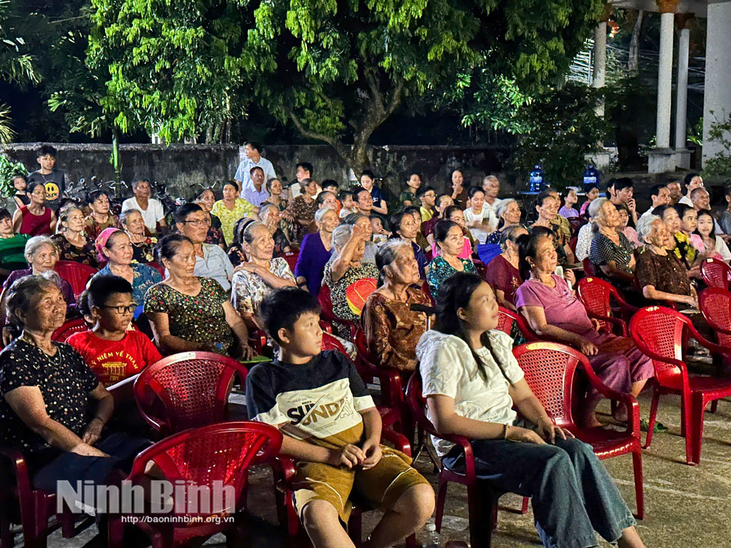Người dân xem bóng đá tại một gia đình thôn An Ngải (phường Yên Sơn).