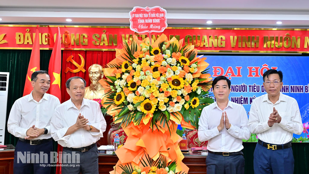 Lãnh đạo Ủy ban MTTQ Việt Nam tỉnh tặng hoa chúc mừng Đại hội.