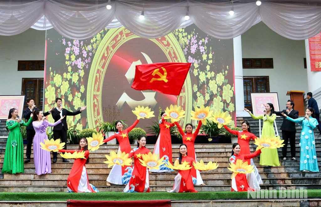 Chương trình nghệ thuật mừng Đảng, mừng Xuân của Trung tâm Văn hóa tỉnh.