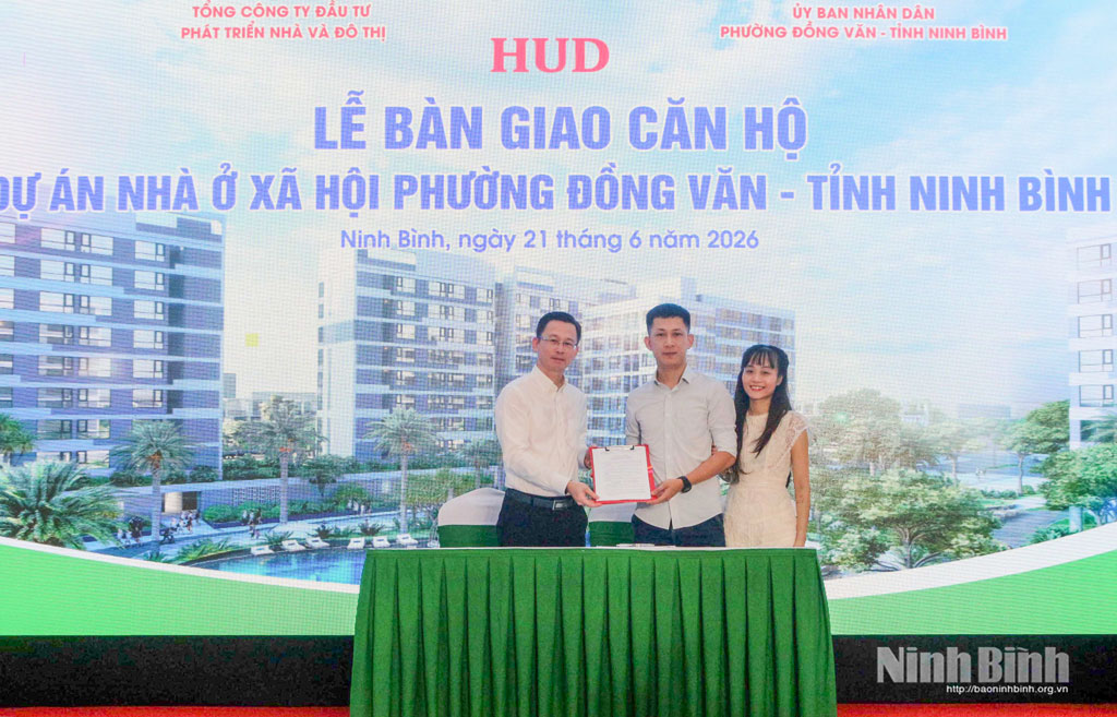 Trao biên bản bàn giao nhà cho cư dân.
