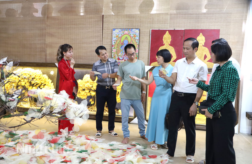 Đoàn tham quan phòng trưng bày tranh lá bồ đề tại Hợp tác xã Sinh Dược.