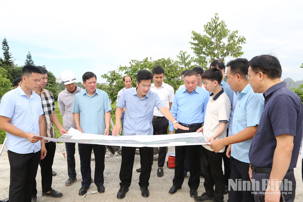 Đồng chí Trần Anh Dũng, Ủy viên Ban Thường vụ Tỉnh ủy, Phó Chủ tịch UBND tỉnh kiểm tra tiến độ thực hiện Dự án nâng cấp, cải tạo, kè chống sạt lở và xây dựng cảnh quan hai bờ sông Vân.