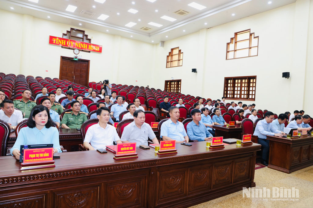 Các đại biểu dự hội nghị tại điểm cầu Ninh Bình.