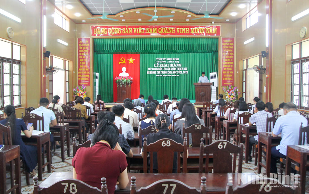 Quang cảnh lễ khai giảng.