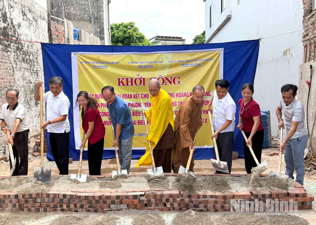 Các đại biểu tiến hành khởi công xây dựng nhà cho gia đình ông Hoàng Văn Quang.