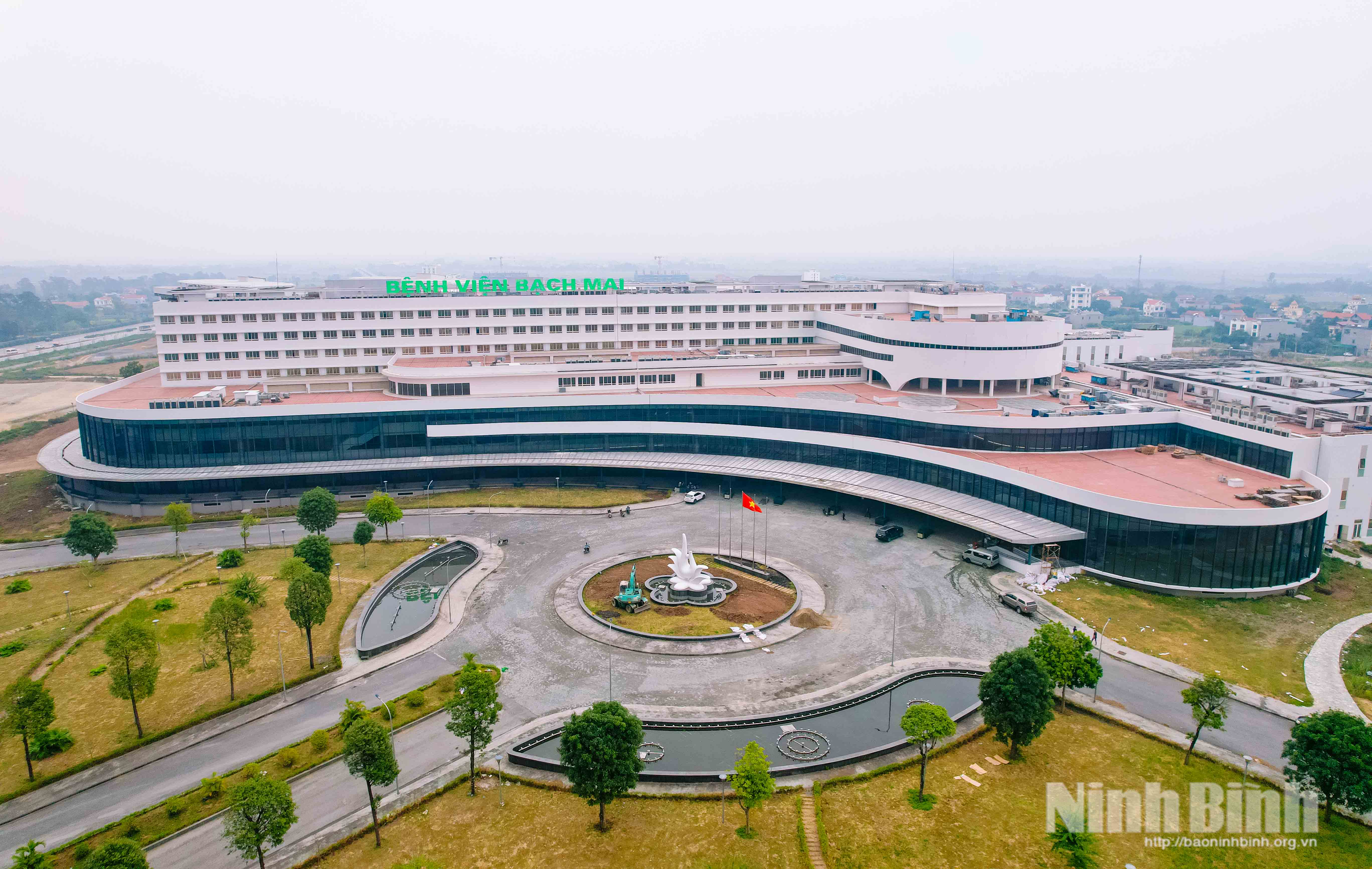 Bệnh viện Bạch Mai cơ sở 2 đặt tại phường Liêm Tuyền được xây dựng trên khu đất gần 20 ha, quy hoạch gồm các khối nhà điều trị, khám bệnh, hành chính, kỹ thuật cùng hệ thống công trình phụ trợ đồng bộ.