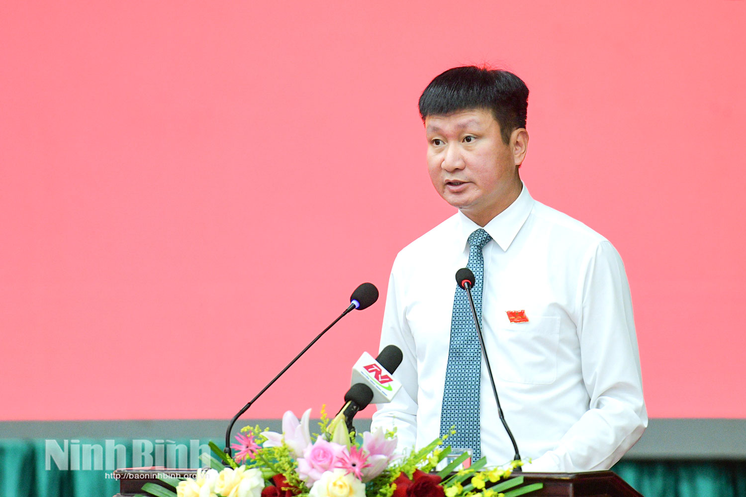 Đồng chí Trần Huy Tuấn, Ủy viên Ban Chấp hành Trung ương Đảng, Bí thư Tỉnh ủy phát biểu chỉ đạo tại kỳ họp.