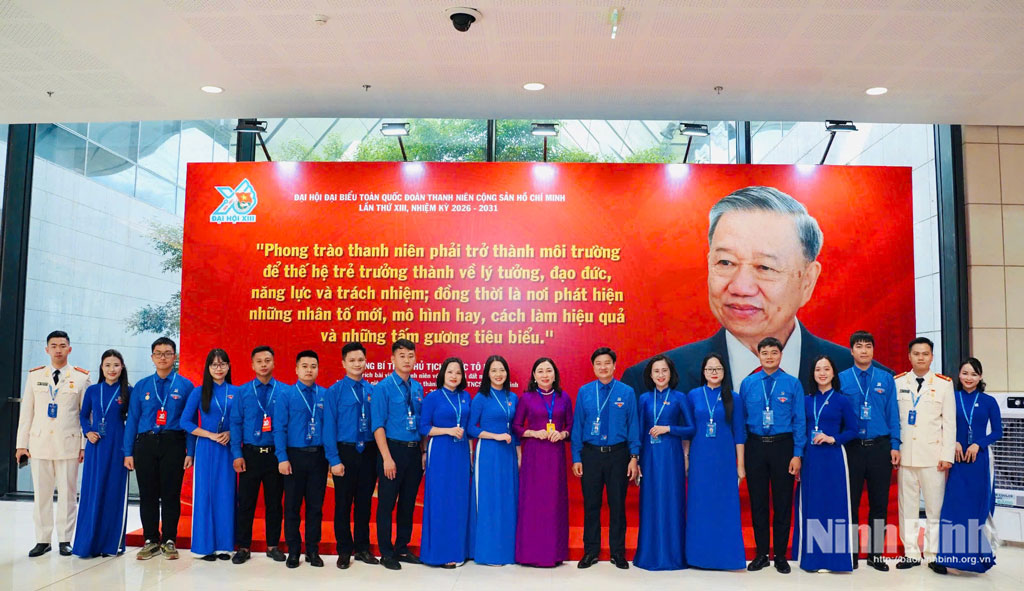 Đồng chí Đinh Thị Lụa, Phó Bí thư Tỉnh ủy, Chủ tịch Ủy ban MTTQ Việt Nam tỉnh chụp ảnh lưu niệm cùng Đoàn đại biểu tỉnh Ninh Bình tham dự Đại hội đại biểu toàn quốc Đoàn TNCS Hồ Chí Minh lần thứ XIII.