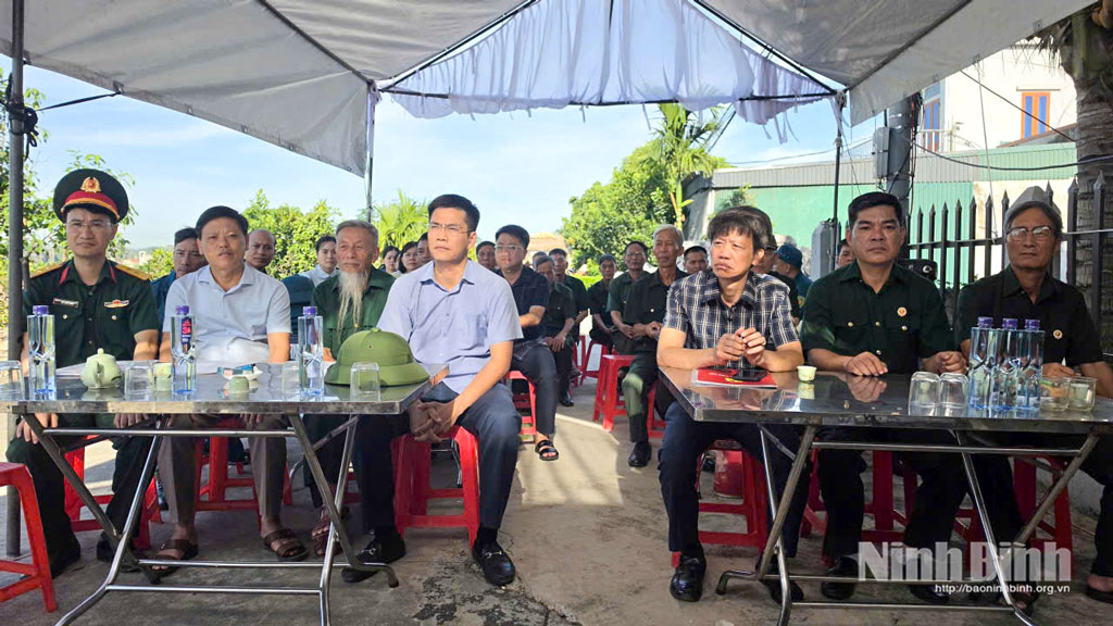 Các đại biểu tham dự lễ khởi công xây dựng nhà cho gia đình anh Nguyễn Đình Hơn, thôn Trinh Nữ 4, xã Yên Mô, nạn nhân chất độc da cam/dioxin.