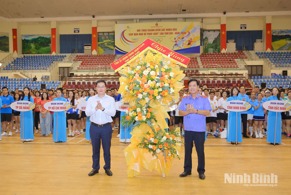 Đồng chí Trần Đăng Quỳnh, Ủy viên dự khuyết Trung ương Đảng, Phó Bí thư Thường trực Tỉnh ủy tặng hoa chúc mừng Hội thao.