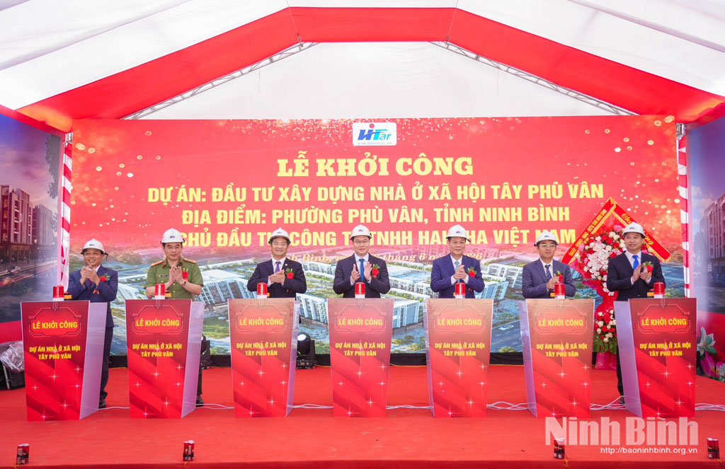 Các đại biểu thực hiện nghi thức khởi công dự án.