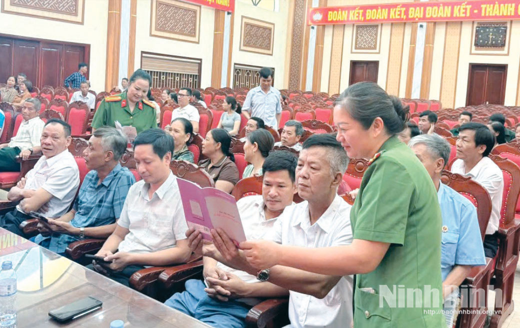 Công an phường Lý Thường Kiệt tuyên truyền pháp luật về ma tuý cho hội viên, đoàn viên trên địa bàn. Ảnh: Trần Ích