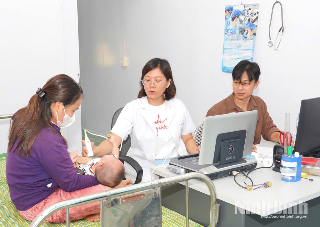 Khám, sàng lọc bệnh lý tim mạch miễn phí cho trẻ em tại Trạm Y tế xã Giao Hoà.
