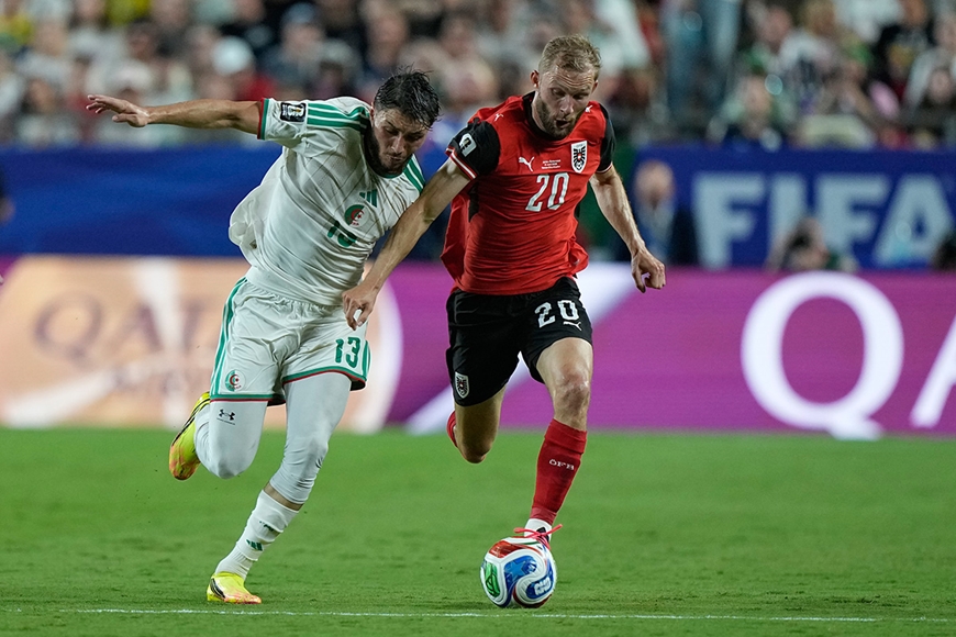 Đội tuyển Áo và Algeria dắt tay nhau vào vòng 1/16 sau trận hòa 3-3 ở lượt trận cuối bảng J. Ảnh: AP