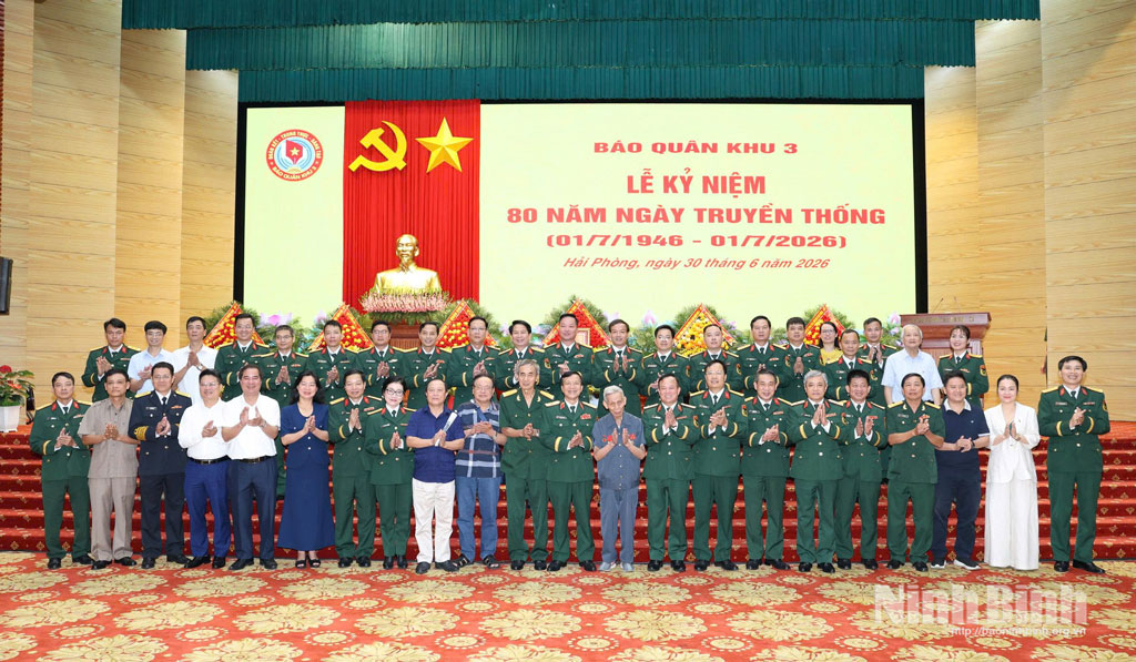 Thủ trưởng Bộ Tư lệnh Quân khu 3 chụp ảnh cùng các đại biểu và các thế hệ cán bộ, phóng viên, biên tập viên, nhân viên Báo Quân khu 3 qua các thời kỳ.