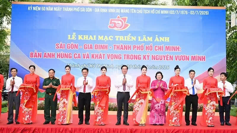 Các đại biểu thực hiện nghi thức cắt băng khai mạc triển lãm. (Ảnh: QUỐC THANH)