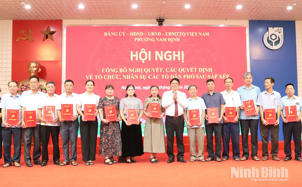 Đồng chí Trần Minh Thắng, Ủy viên Ban Thường vụ Tỉnh ủy, Bí thư Đảng ủy, Chủ tịch HĐND phường Nam Định trao Quyết định thành lập 62 chi bộ tổ dân phố mới sau sắp xếp. Ảnh: Việt Thắng