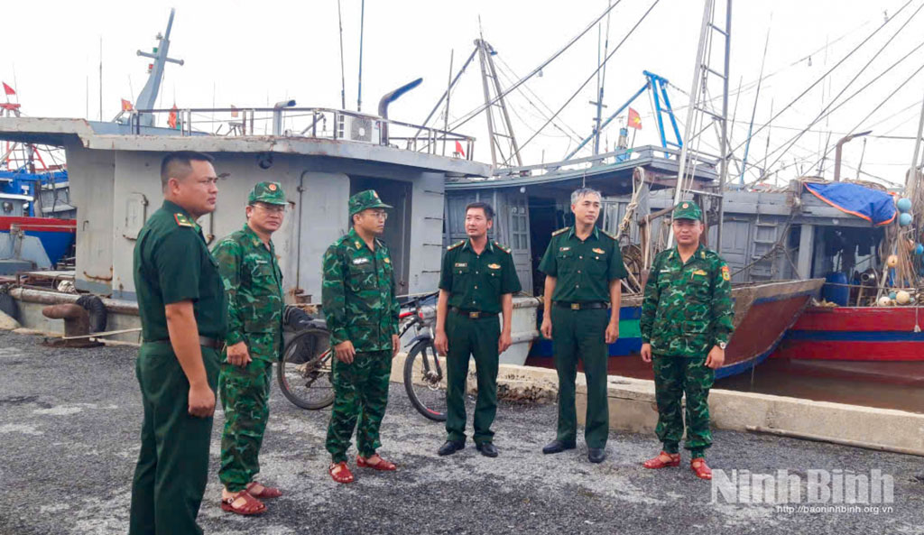 Đoàn công tác Ban Chỉ huy BĐBP tỉnh kiểm tra, chỉ đạo công tác ứng phó bão số 1 tại Hải đội 2.