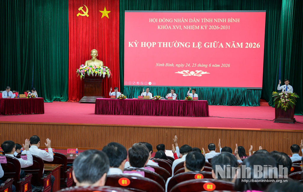 Đại biểu HĐND tỉnh Khóa XVI biểu quyết thông qua Nghị quyết Kỳ họp thường lệ giữa năm 2026.