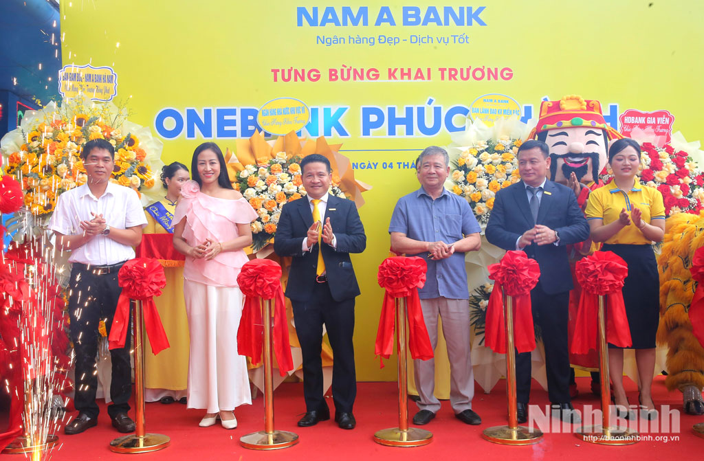 Các đại biểu cắt băng khai trương điểm giao dịch công nghệ số OneBank Phúc Thành.