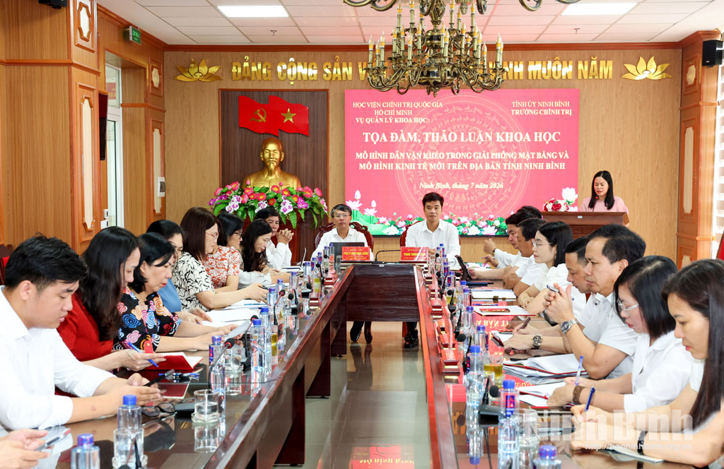 Quang cảnh buổi tọa đàm.