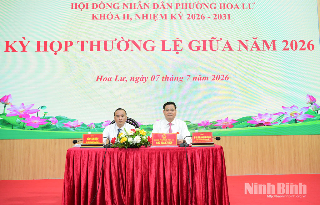 Các đồng chí chủ tọa kỳ họp.
