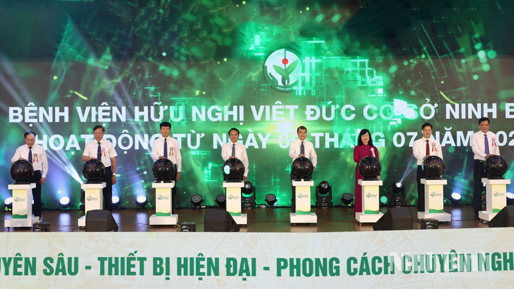 Các đại biểu bấm nút khai trương Bệnh viện Hữu nghị Việt Đức cơ sở Ninh Bình.