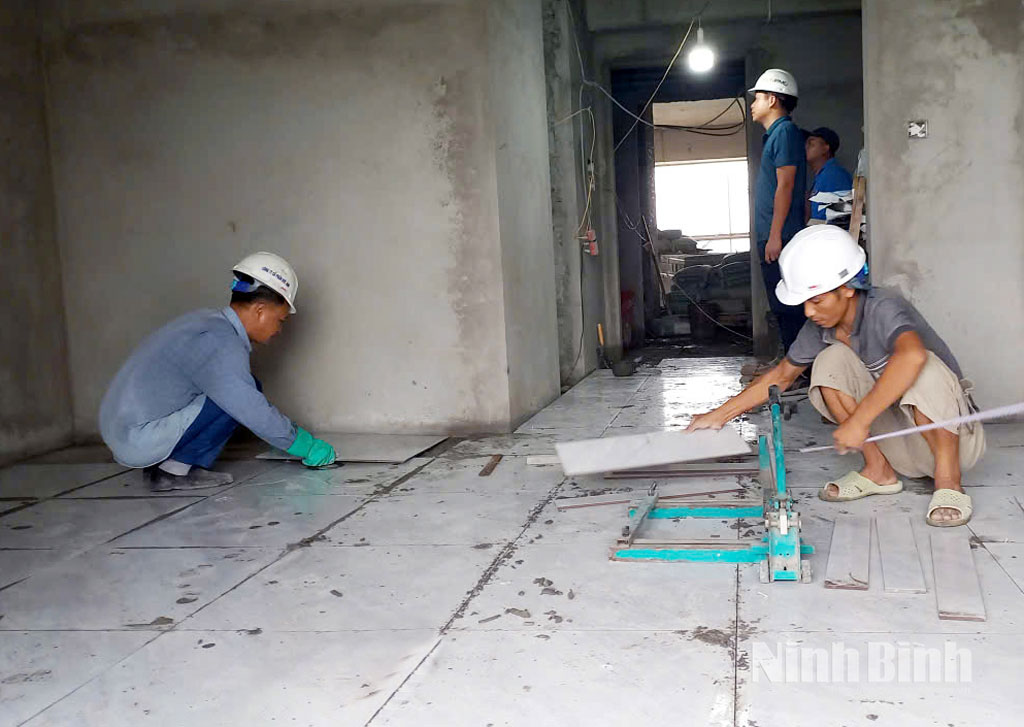 Đơn vị thi công đang khẩn trương hoàn thiện căn hộ nhà ở xã hội phục vụ nhu cầu an cư của cán bộ, nhân viên y tế Bệnh viện Bạch Mai.