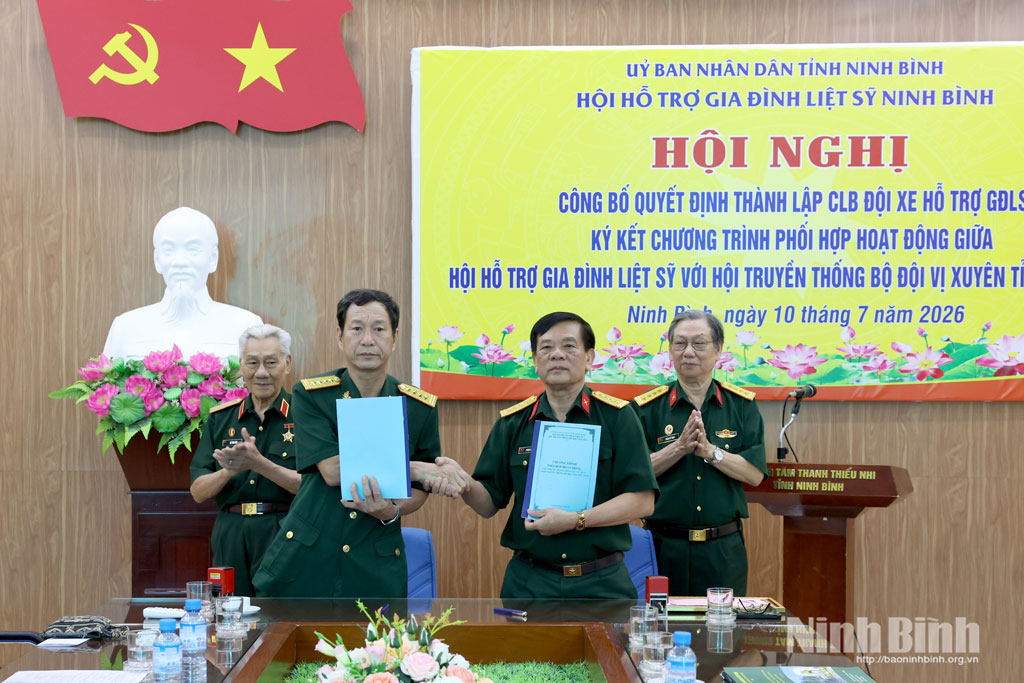 Lãnh đạo Hội Hỗ trợ gia đình liệt sỹ và lãnh đạo Hội Truyền thống bộ đội Vị Xuyên ký cam kết chương trình phối hợp hoạt động tri ân liệt sỹ.