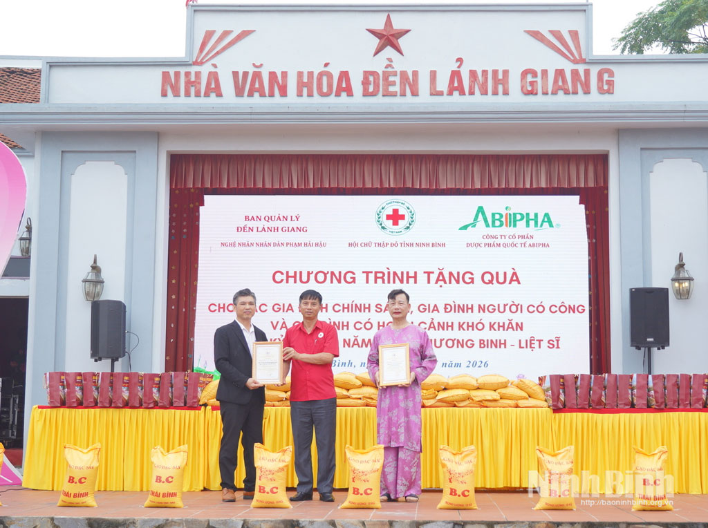 Lãnh đạo Hội Chữ thập đỏ tỉnh trao Bằng ghi nhận Tấm lòng vàng nhân đạo cho Nghệ nhân Nhân dân Phạm Hải Hậu và đại diện Công ty Cổ phần Dược phẩm Công nghệ cao ABIPHA, Công ty Cổ phần Dược phẩm Quốc tế ABIPHA.