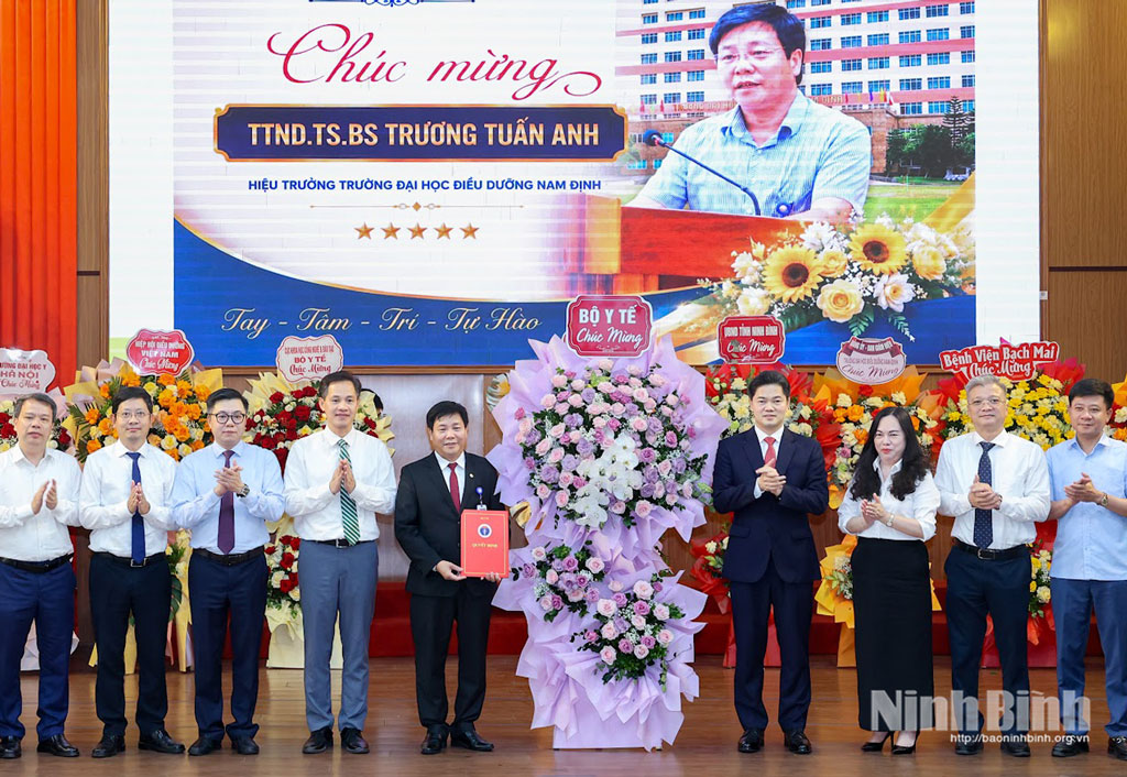 Đồng chí Vũ Mạnh Hà, Ủy viên dự khuyết Trung ương Đảng, Thứ trưởng Thường trực Bộ Y tế và đại diện Bộ Y tế tặng hoa chúc mừng Hiệu trưởng.
