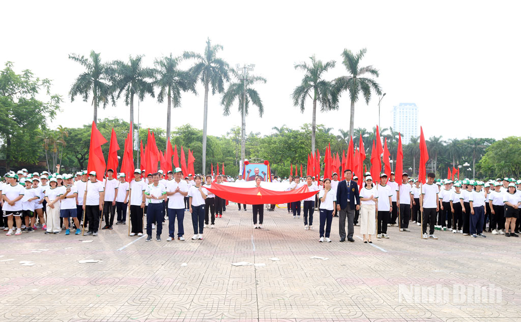 Các đồng chí lãnh đạo chụp ảnh lưu niệm với các đoàn tham dự chương trình.