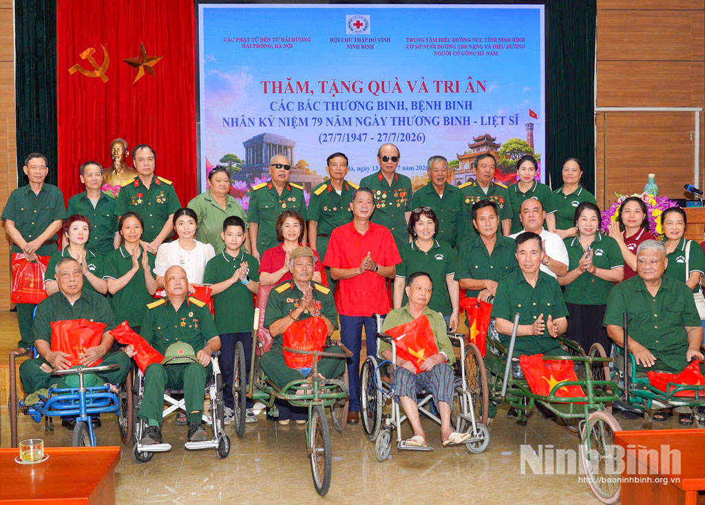 Lãnh đạo Hội Chữ thập đỏ tỉnh và các nhà hảo tâm tặng quà các thương binh tại Trung tâm Điều dưỡng người có công tỉnh Ninh Bình (Cơ sở Nuôi dưỡng thương, bệnh binh nặng và Điều dưỡng người có công Hà Nam).