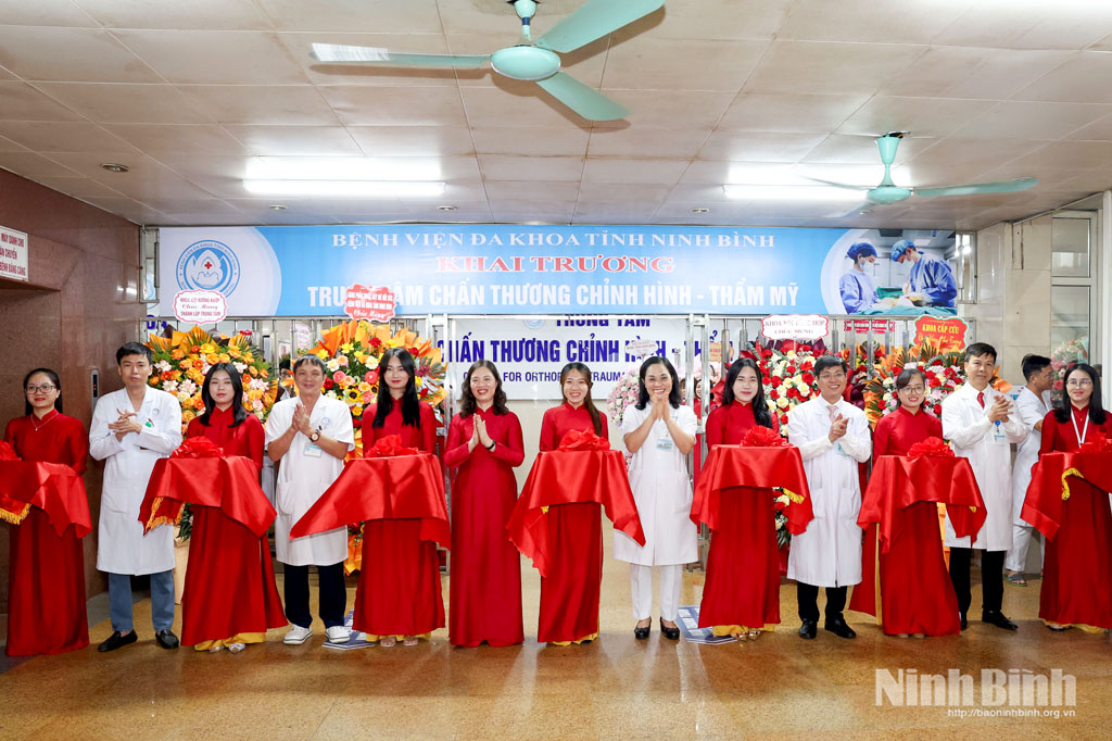 Các đại biểu cắt băng khai trương Trung tâm Chấn thương chỉnh hình - Thẩm mỹ.