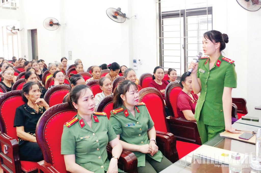 Ban Phụ nữ Công an tỉnh tuyên truyền phòng, chống ma túy cho người dân phường Tây Hoa Lư.