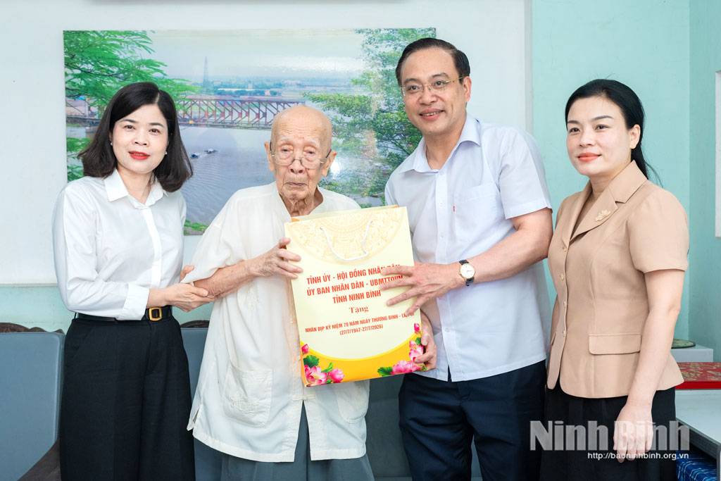 Đồng chí Đặng Thanh Sơn, Ủy viên Ban Thường vụ Tỉnh ủy, Phó Chủ tịch UBND tỉnh và Đoàn công tác thăm, tặng quà cho bệnh binh Lê Xuân Thể, ở phố Hành Cung, phường Nam Hoa Lư. Ảnh: Ngọc Linh