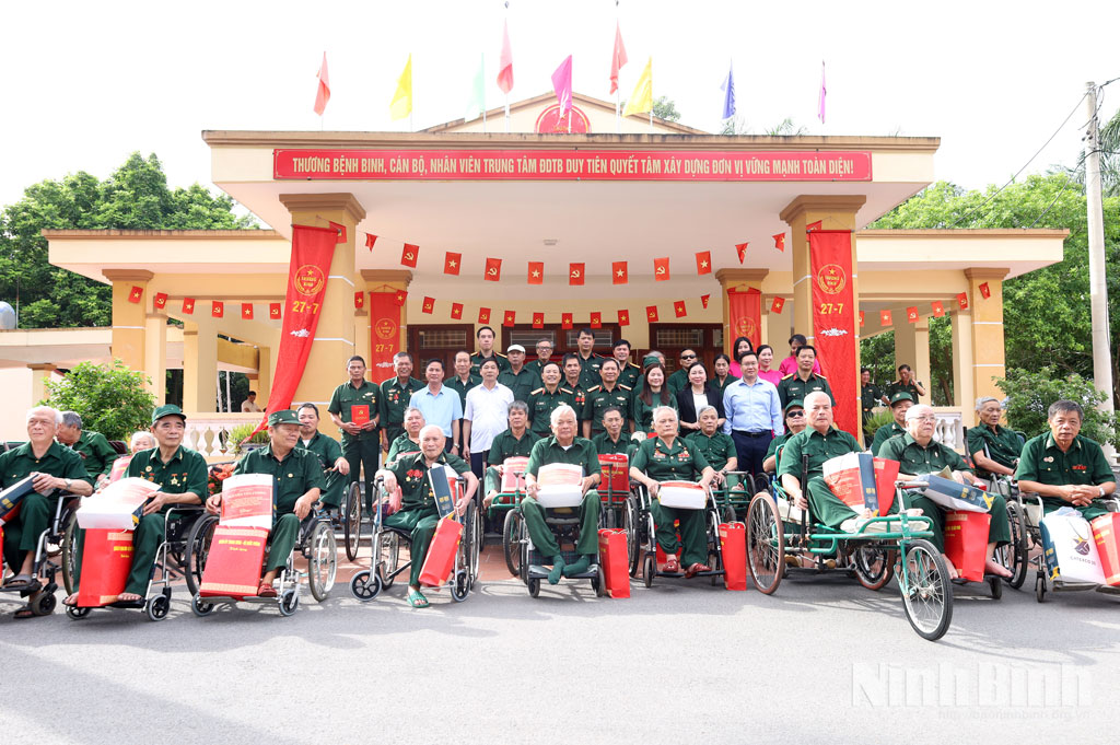 Đại tướng Nguyễn Tân Cương, Ủy viên Trung ương Đảng, Ủy viên Thường vụ Quân ủy Trung ương, Tổng Tham mưu trưởng Quân đội nhân dân Việt Nam, Thứ trưởng Bộ Quốc phòng thăm, tặng quà thương binh, bệnh binh tại Trung tâm điều dưỡng thương binh Duy Tiên.