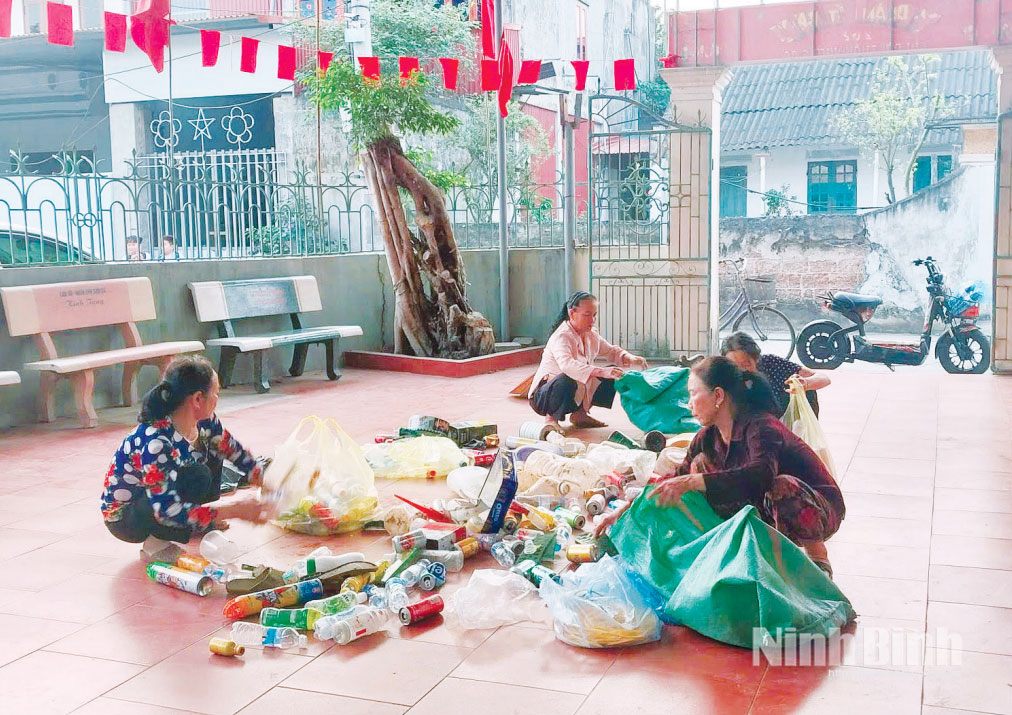 Hội viên phụ nữ xã Nam Xang thu gom rác thải tái chế gây quỹ hỗ trợ phụ nữ, trẻ em có hoàn cảnh khó khăn.