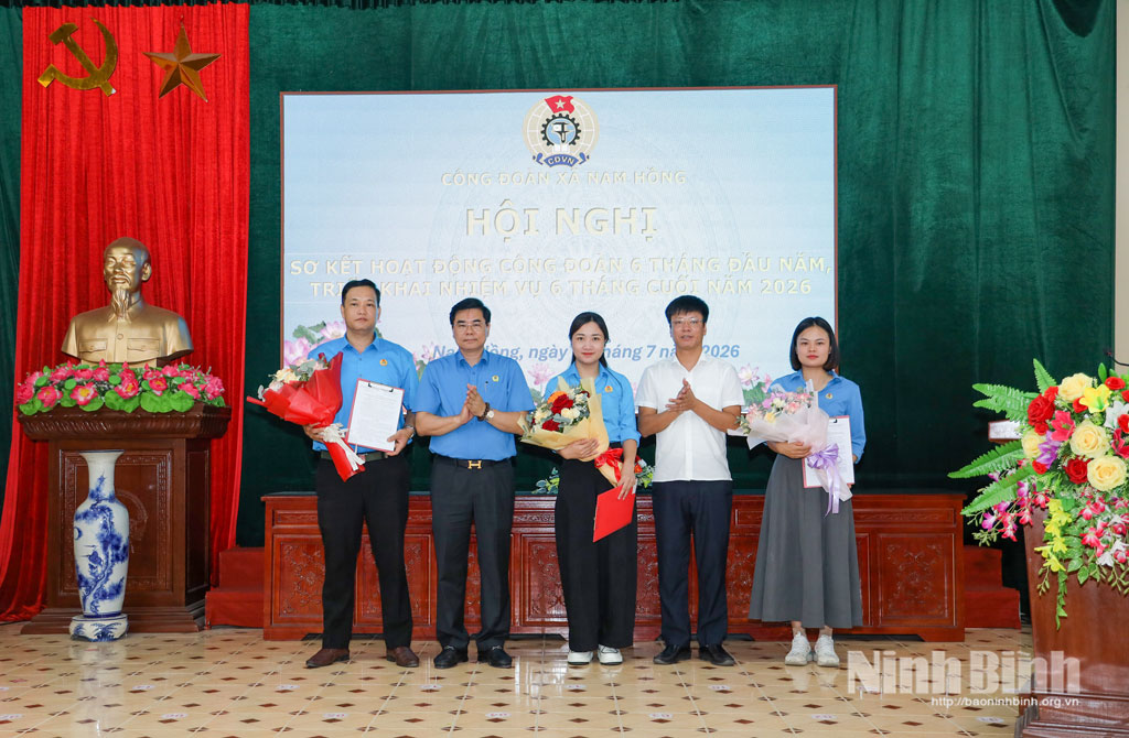 Đồng chí Nguyễn Hải Long, Tỉnh ủy viên, Phó Chủ tịch Ủy ban MTTQ Việt Nam tỉnh, Chủ tịch LĐLĐ tỉnh và lãnh đạo xã Nam Hồng trao Quyết định thành lập Công đoàn cơ sở cho các đơn vị mới được thành lập.