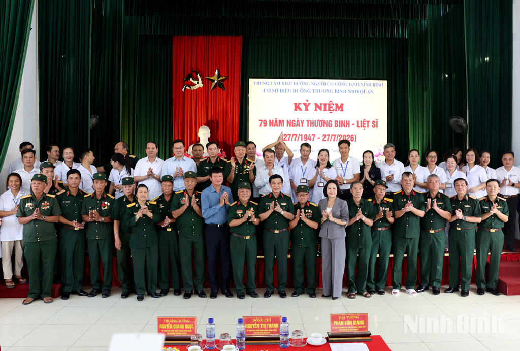 Đại tướng Phan Văn Giang, Ủy viên Bộ Chính trị, Phó Thủ tướng Chính phủ, Bộ trưởng Bộ Quốc phòng cùng các đại biểu chụp ảnh lưu niệm cùng cán bộ, các thương, bệnh binh Cơ sở Điều dưỡng thương binh Nho Quan.