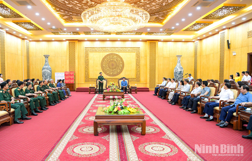 Quang cảnh buổi làm việc.