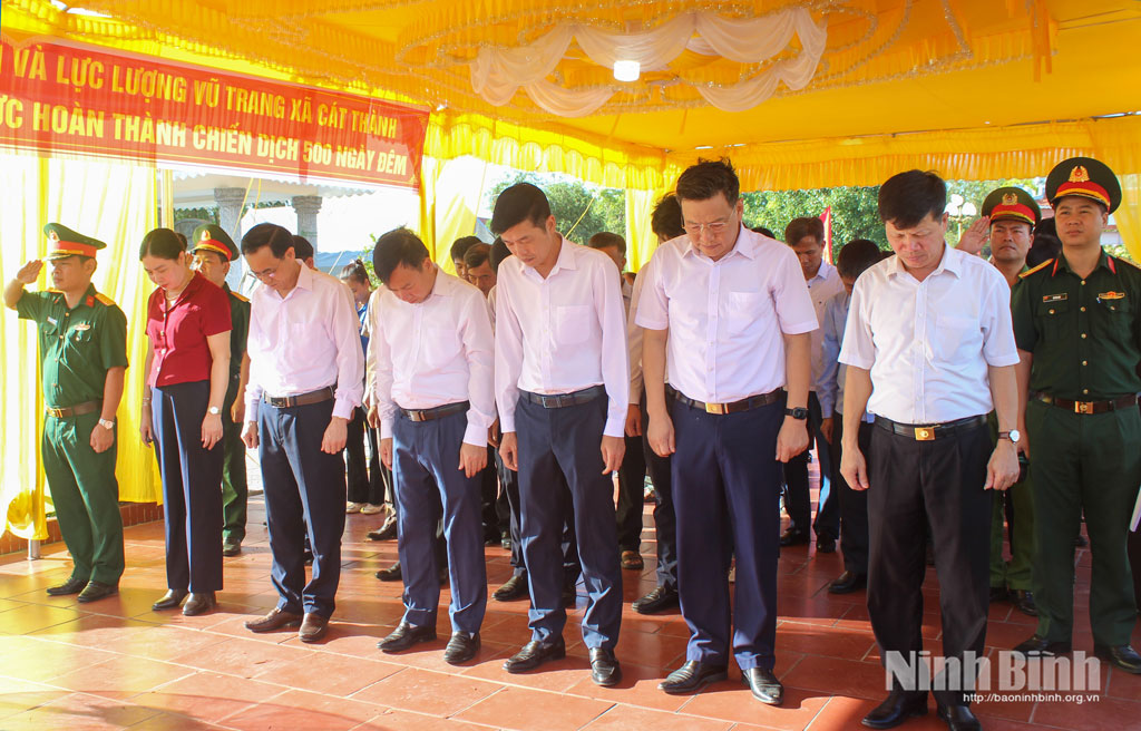 Đoàn đại biểu Đảng ủy, HĐND, UBND, Ủy ban MTTQ Việt Nam xã Cát Thành dâng hương tưởng niệm các Anh hùng liệt sĩ tại Nghĩa trang liệt sĩ Trực Thành.