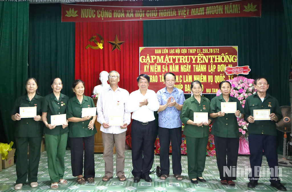 Hội truyền thống tình nghĩa Ban Xây dựng 64 - Cienco 8 trao tặng kỷ niệm chương “Thanh niên xung phong làm nhiệm vụ quốc tế giúp bạn Lào” cho các hội viên.