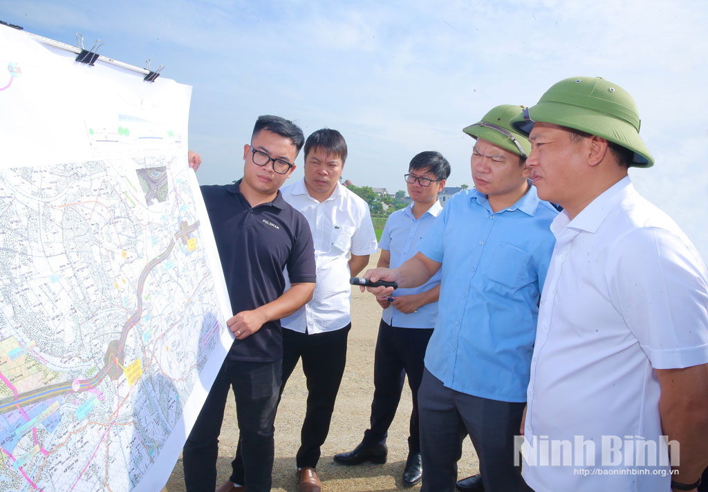 Đồng chí Nguyễn Cao Sơn, Tỉnh ủy viên, Phó Chủ tịch UBND tỉnh cùng Đoàn kiểm tra Dự án đầu tư xây dựng tuyến đường bộ song hành tuyến đường Vành đai 5 tại xã Nam Xang.