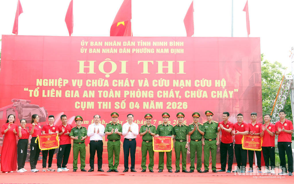Ban Tổ chức trao giải Nhất toàn đoàn cho đội thi phường Nam Định.