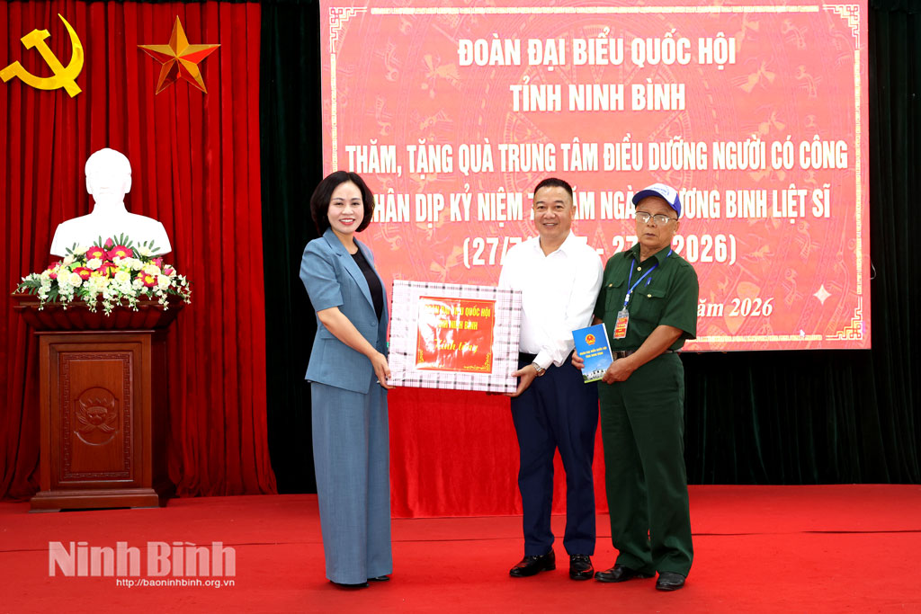 Đồng chí Trần Thị Hồng Thanh, Tỉnh ủy viên, Phó Trưởng đoàn ĐBQH tỉnh tặng quà cho Trung tâm Điều dưỡng người có công tỉnh.
